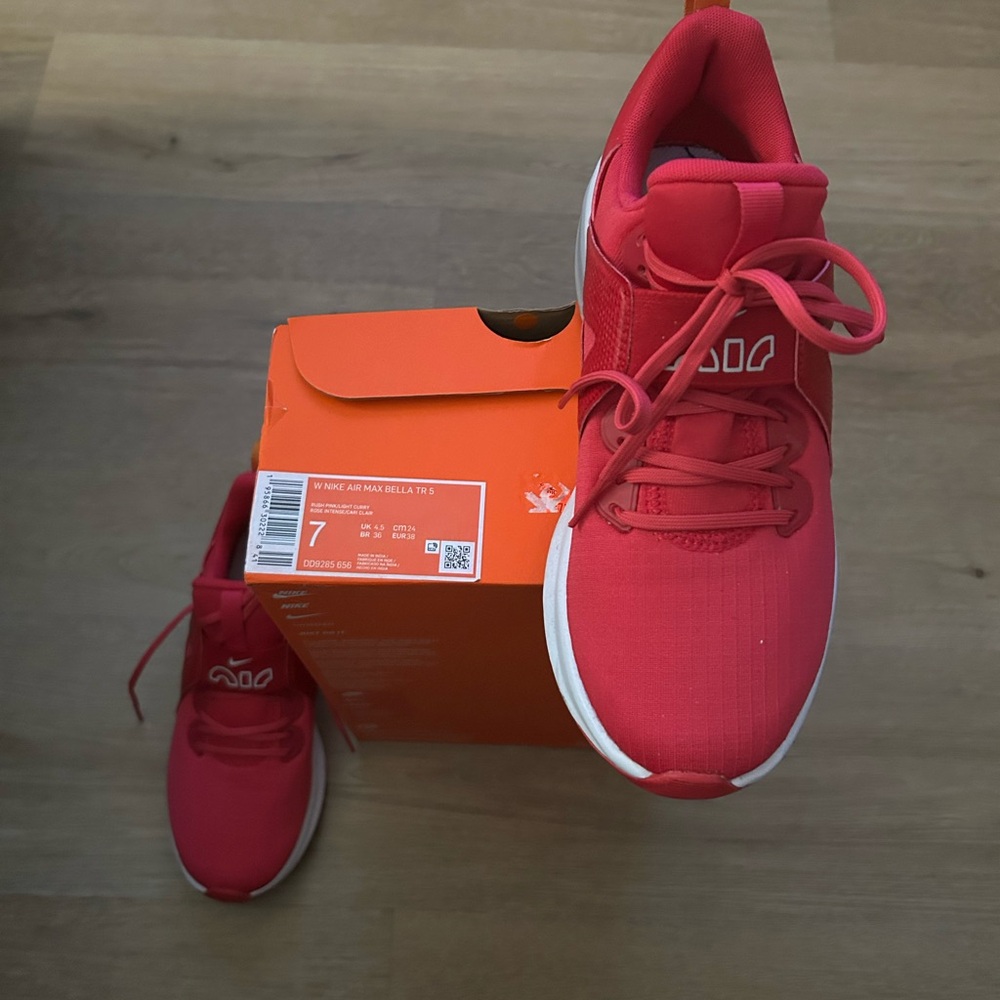 Nike Air Max Bella TR 4 in Vibrant Red